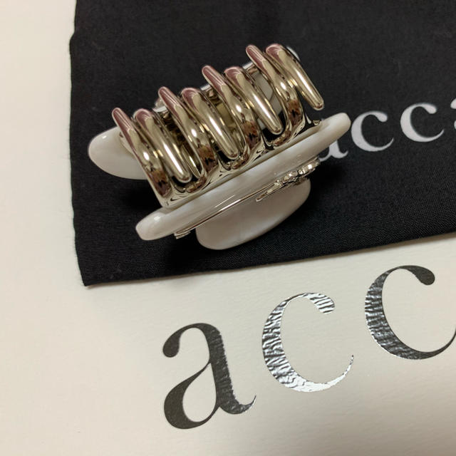 acca(アッカ)のacca クリップ　蝶々　ホワイト　マーブル レディースのヘアアクセサリー(バレッタ/ヘアクリップ)の商品写真