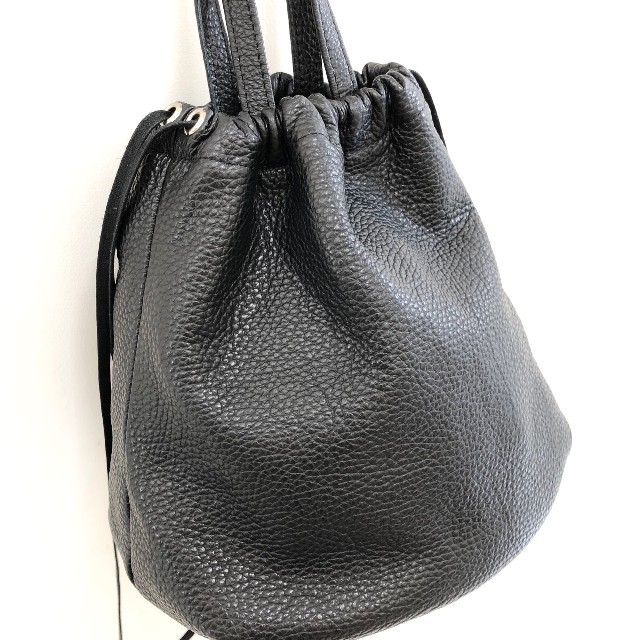 ソラルナさま専用　イタリアンレザー巾着バッグ　ブラック レディースのバッグ(ショルダーバッグ)の商品写真