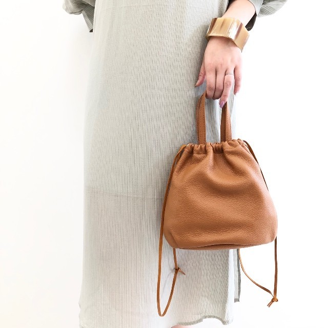 ソラルナさま専用　イタリアンレザー巾着バッグ　ブラック レディースのバッグ(ショルダーバッグ)の商品写真