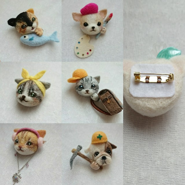 花飾りをつけた白ねこの ミニ ブローチ ハンドメイドのアクセサリー(コサージュ/ブローチ)の商品写真