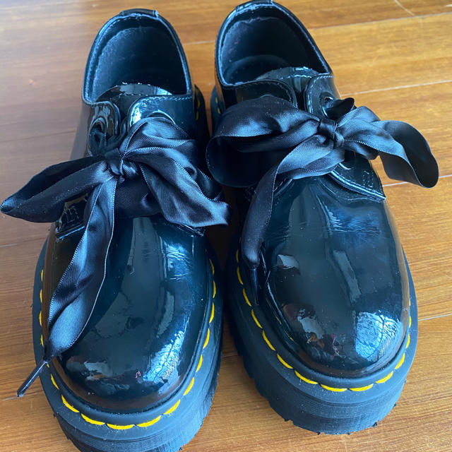 【Dr. Martens】HOLLY 2ホール エナメル 厚底 サテンリボン靴/シューズ