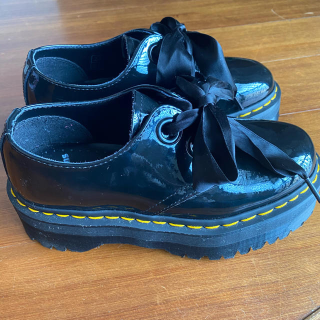 Dr.Martens(ドクターマーチン)の【Dr. Martens】HOLLY 2ホール エナメル 厚底 サテンリボン レディースの靴/シューズ(ローファー/革靴)の商品写真