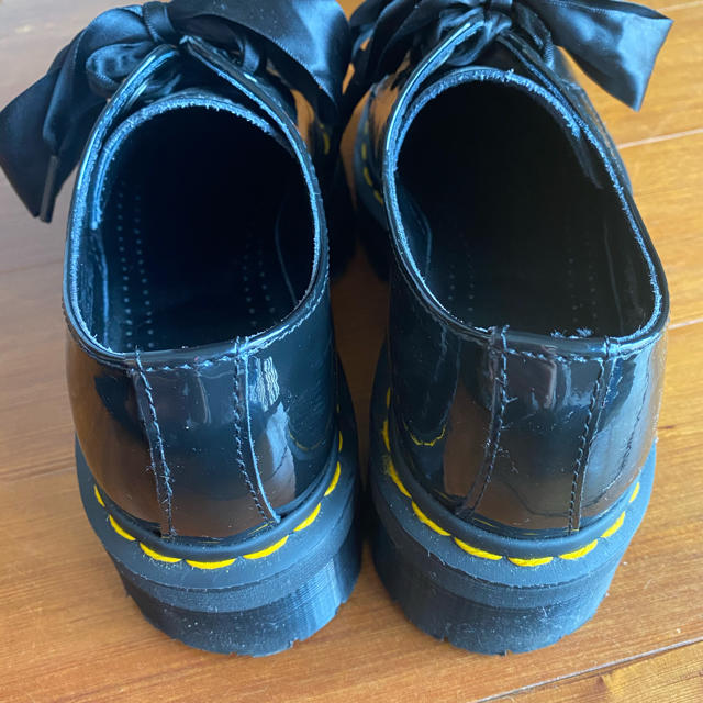 Dr.Martens(ドクターマーチン)の【Dr. Martens】HOLLY 2ホール エナメル 厚底 サテンリボン レディースの靴/シューズ(ローファー/革靴)の商品写真