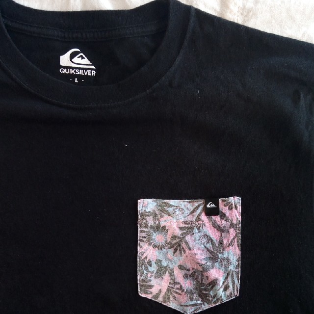 QUIKSILVER(クイックシルバー)のクイックシルバー　花柄ポケットTシャツ メンズのトップス(Tシャツ/カットソー(半袖/袖なし))の商品写真