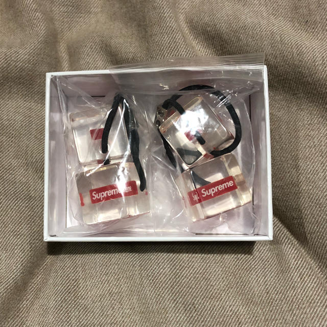 Supreme(シュプリーム)の新品 Supreme - Hair Bobbles 2個セット レディースのヘアアクセサリー(ヘアゴム/シュシュ)の商品写真