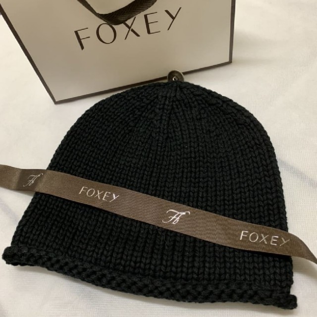 FOXEY(フォクシー)の新品同様　フォクシー　ニット帽　黒 レディースの帽子(ニット帽/ビーニー)の商品写真