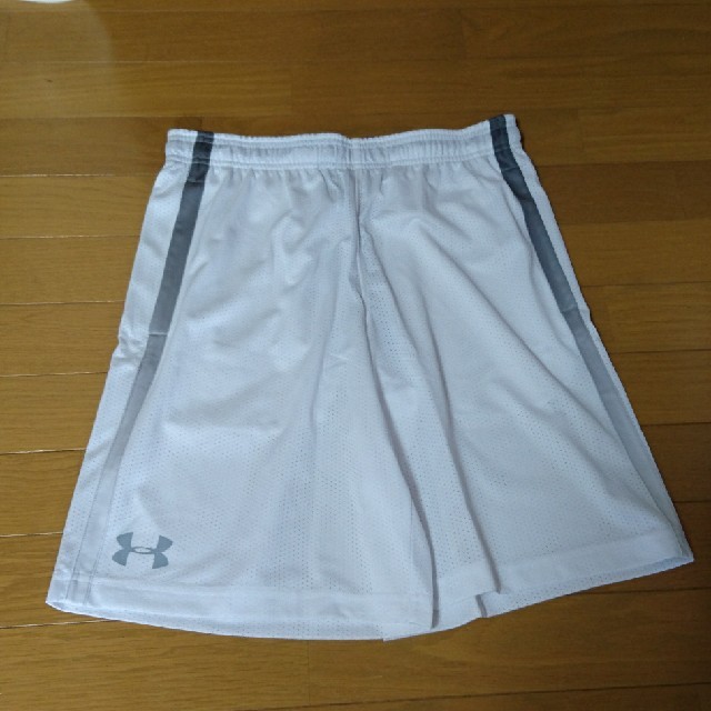 UNDER ARMOUR(アンダーアーマー)のUNDER ARMOUR アンダーアーマー バスパン ホワイトＬＧ スポーツ/アウトドアのスポーツ/アウトドア その他(バスケットボール)の商品写真