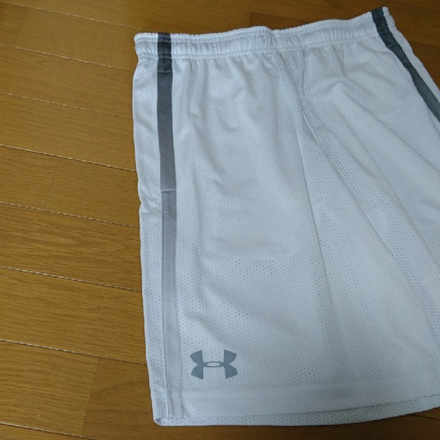 UNDER ARMOUR(アンダーアーマー)のUNDER ARMOUR アンダーアーマー バスパン ホワイトＬＧ スポーツ/アウトドアのスポーツ/アウトドア その他(バスケットボール)の商品写真