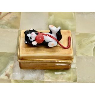 かわいい！陶器製サプライズボックス タキシードキャット＆毛糸