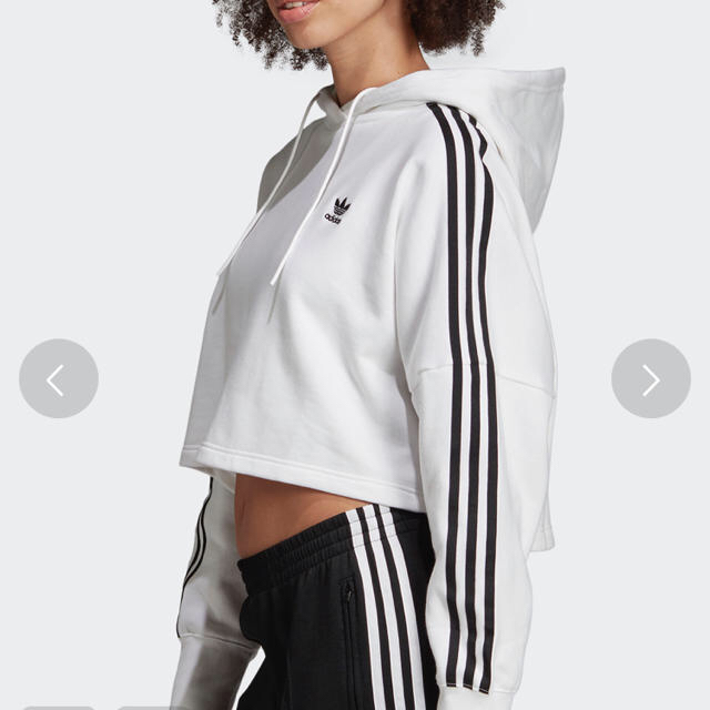 adidas(アディダス)のクロップド　パーカー　「Ｃｒｏｐｐｅｄ　Ｈｏｏｄｉｅ」　アディダスオリジナルス レディースのトップス(パーカー)の商品写真