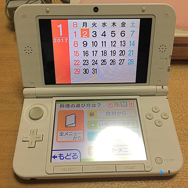 ニンテンドー3DS(ニンテンドー3DS)の 3DS  LL 本体ピンク/ホワイト　充電器、箱付き エンタメ/ホビーのゲームソフト/ゲーム機本体(携帯用ゲーム機本体)の商品写真