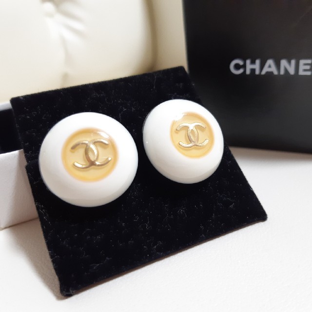 CHANEL(シャネル)のCHANEL /プラスチックイヤリングCC レディースのアクセサリー(イヤリング)の商品写真