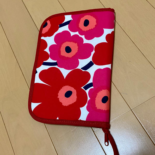 marimekko(マリメッコ)のひつじ@売り切り希望様専用　マリメッコ　母子手帳ケース　unikko キッズ/ベビー/マタニティのマタニティ(母子手帳ケース)の商品写真