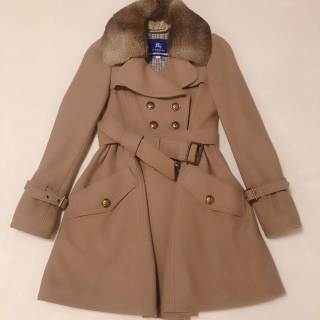 BURBERRY BLUE LABEL(バーバリーブルーレーベル)の【最終値下げ】バーバリーブルーレーベル／ラビットファー付きコート／ベージュ／36 レディースのジャケット/アウター(ロングコート)の商品写真