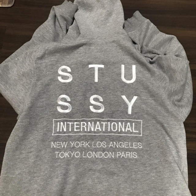 STUSSY(ステューシー)のstussy グレーパーカー メンズのトップス(パーカー)の商品写真