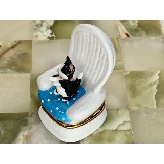 かわいい！陶器製サプライズボックス 藤白ソファ ブルーシート(小物入れ)