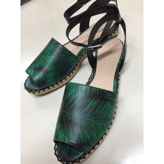 チャールズアンドキース(Charles and Keith)の 新品 CHARLES&KEITH(サンダル)