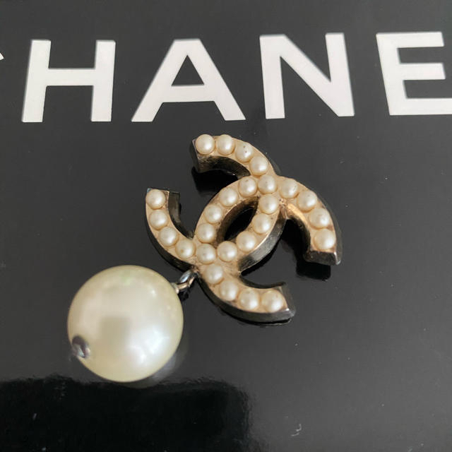 CHANEL(シャネル)のお値下げ！正規品✨本物✨CHANEL❤️ココマーク　パールブローチ レディースのアクセサリー(ブローチ/コサージュ)の商品写真