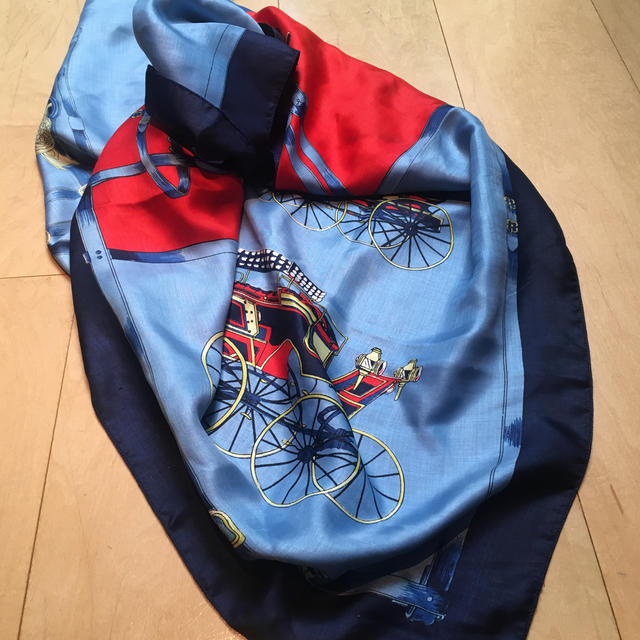 大判スカーフ　シルク　馬車　馬具　赤　青 レディースのファッション小物(バンダナ/スカーフ)の商品写真