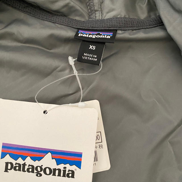 patagonia(パタゴニア)の（値下げ）新品 パタゴニア ナイロンジャケット キッズ/ベビー/マタニティのキッズ服男の子用(90cm~)(ジャケット/上着)の商品写真