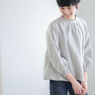 nest Robe ネストローブ リネンスタンドフリルブラウス ライトグレー