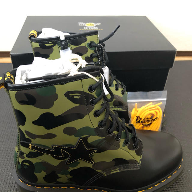 A BATHING APE(アベイシングエイプ)のBAPE® X DR.MARTENS 1ST CAMO 8HOLE BOOTS メンズの靴/シューズ(ブーツ)の商品写真