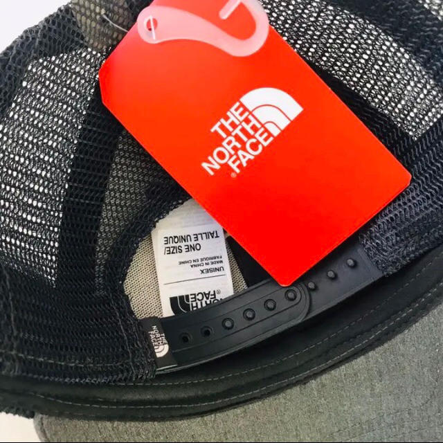 THE NORTH FACE(ザノースフェイス)の日本未発売 ザ ノースフェイス スクエアロゴ トラッカー キャップ グレー メンズの帽子(キャップ)の商品写真