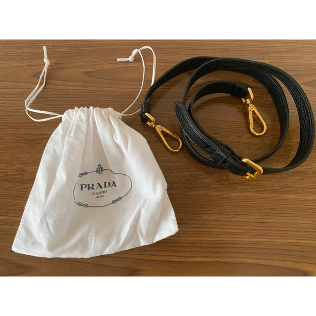 PRADA(プラダ)のPRADA プラダ レザーストラップ ブラック/ゴールド ハンドメイドのアクセサリー(キーホルダー/ストラップ)の商品写真