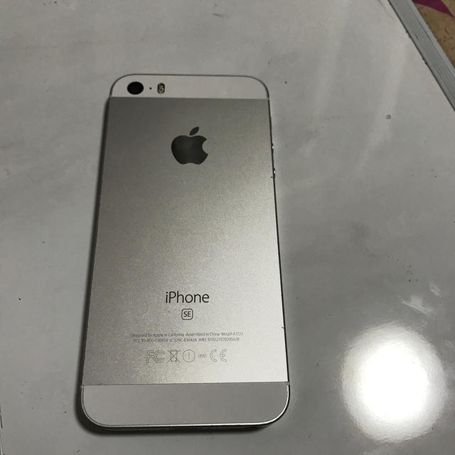 Apple(アップル)のiPhoneSE スマホ/家電/カメラのスマートフォン/携帯電話(スマートフォン本体)の商品写真