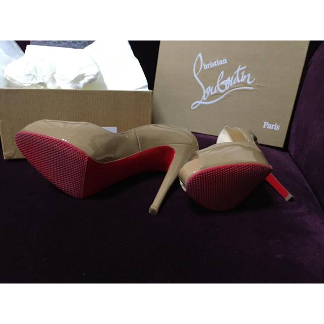 Christian Louboutin(クリスチャンルブタン)のルブタンオープントゥパンプスキャメルベージュ　室内着用のみ　 レディースの靴/シューズ(ハイヒール/パンプス)の商品写真