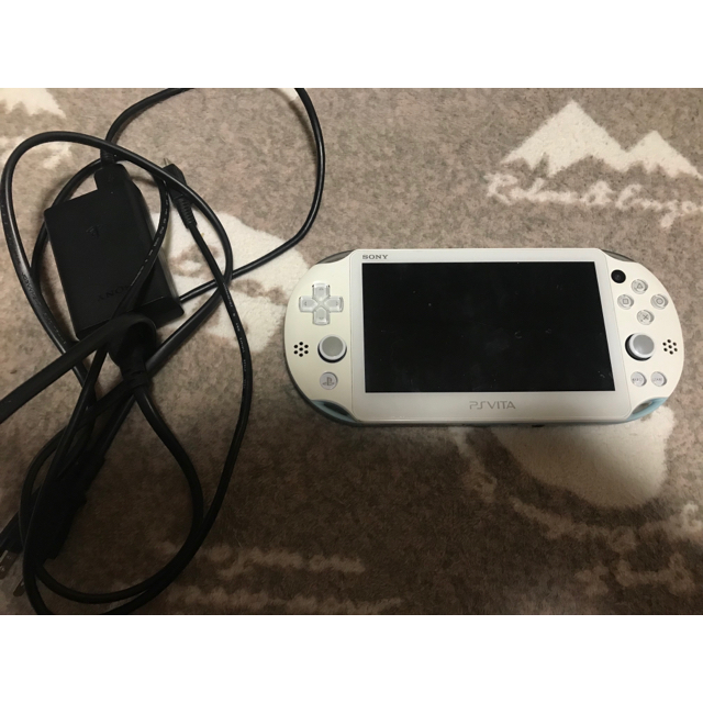 PlayStation Vita(プレイステーションヴィータ)のPSVita本体（PCH-2000シリーズ)ライトブルー/ホワイトソフト+充電器 エンタメ/ホビーのゲームソフト/ゲーム機本体(携帯用ゲーム機本体)の商品写真