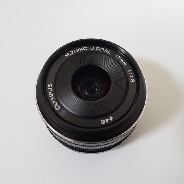 OLYMPUS(オリンパス)のM.ZUIKO DIGITAL 17mm F1.8＋専用フード(LH -48B) スマホ/家電/カメラのカメラ(レンズ(単焦点))の商品写真