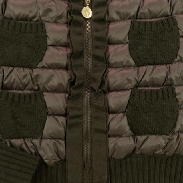 MONCLER(モンクレール)のモンクレール  ブラックフリルニット ダウンカーディガン  レディースのジャケット/アウター(ダウンジャケット)の商品写真