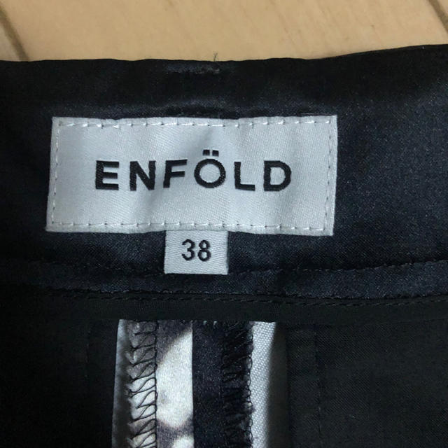 ENFOLD(エンフォルド)のエンフォルド 転写プリントパンツ ENFOLD 38 美品 レディースのパンツ(クロップドパンツ)の商品写真