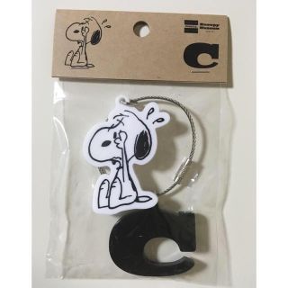 Snoopy スヌーピーミュージアム イニシャルキーホルダー Cの通販 ラクマ