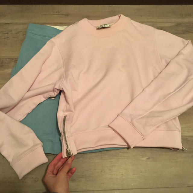 Acne baby pink sweat. 2