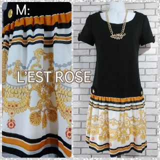 レストローズ(L'EST ROSE)のM: ストレッチワンピース／レストローズ★美品・訳あり★ブラックスカーフ柄(ひざ丈ワンピース)