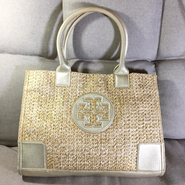 Tory Burch(トリーバーチ)のトリーバーチ ゴールドレザー×ストロー かごバッグ オープントートバッグ レディースのバッグ(かごバッグ/ストローバッグ)の商品写真