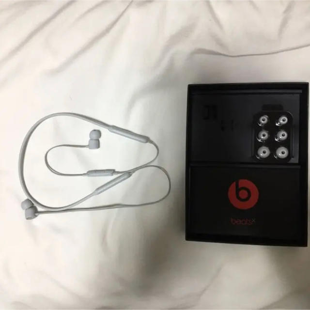 Beats by Dr Dre(ビーツバイドクタードレ)のbeats X Dr.Dre ホワイト　ワイヤレスイヤホン スマホ/家電/カメラのオーディオ機器(ヘッドフォン/イヤフォン)の商品写真