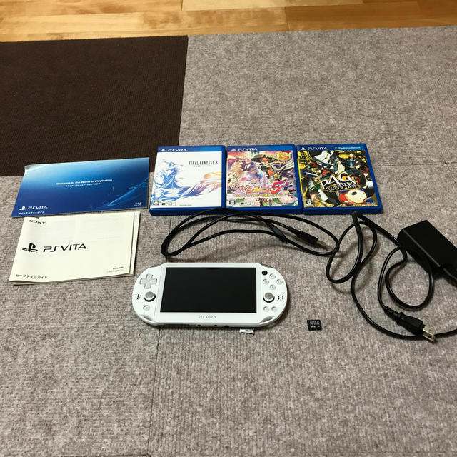 携帯用ゲーム機本体PlayStationVITA PCH-2000 ソフト3本、メモリー64GB