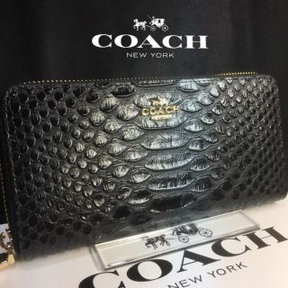 コーチ(COACH)のプレゼントにも❤️新品コーチ正規品エンボスドスネーク ラウンドファスナー長財布(長財布)