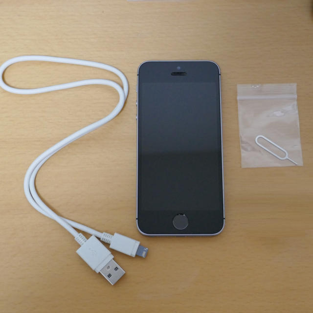 iPhone(アイフォーン)のSIMフリー iPhoneSE 32GB スペースグレイ(MP822J/A) スマホ/家電/カメラのスマートフォン/携帯電話(スマートフォン本体)の商品写真