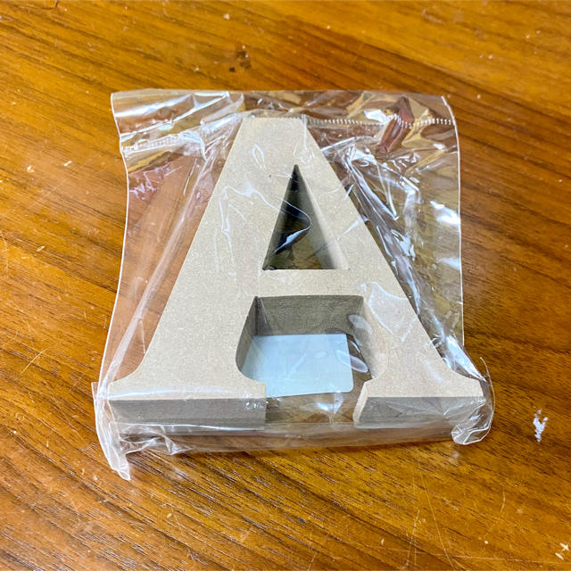 【新品未使用】木製アルファベットオブジェ　大文字A ハンドメイドの素材/材料(各種パーツ)の商品写真