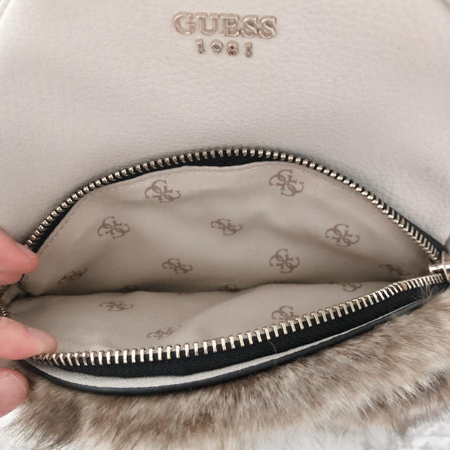 GUESS(ゲス)のGUESS ファー付きリュック　 レディースのバッグ(リュック/バックパック)の商品写真