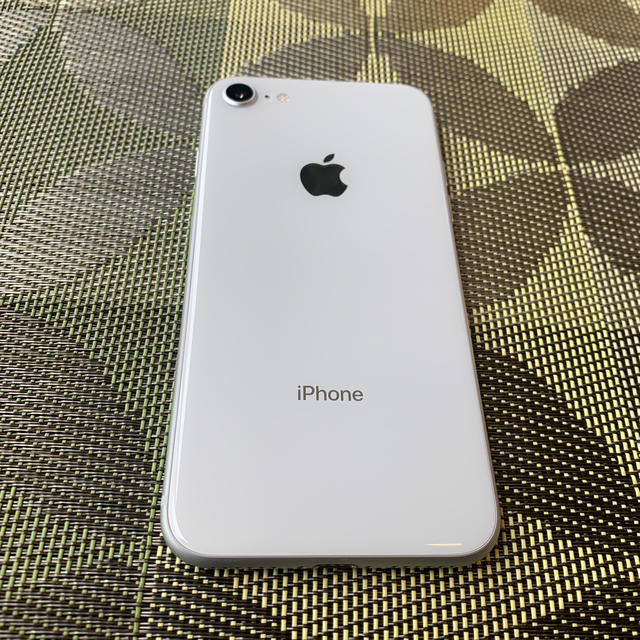 Apple(アップル)のiPhone8 256G silver SIMフリー　ジャンク　5916 スマホ/家電/カメラのスマートフォン/携帯電話(スマートフォン本体)の商品写真