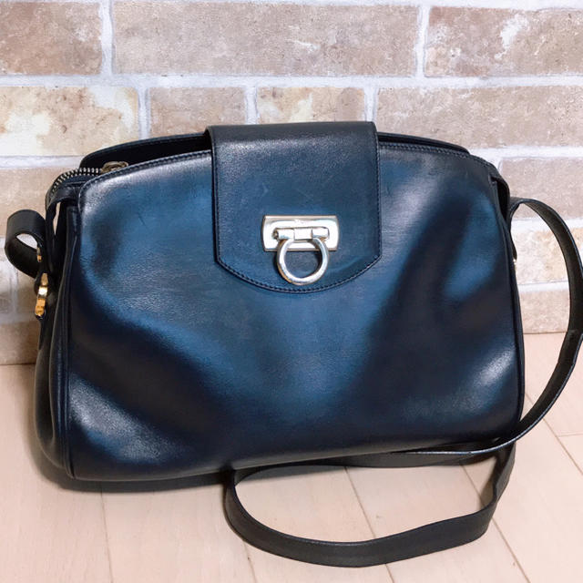 Salvatore Ferragamo(サルヴァトーレフェラガモ)の《美品》Ferragamo(フェラガモ)ショルダーバッグ レディースのバッグ(ショルダーバッグ)の商品写真