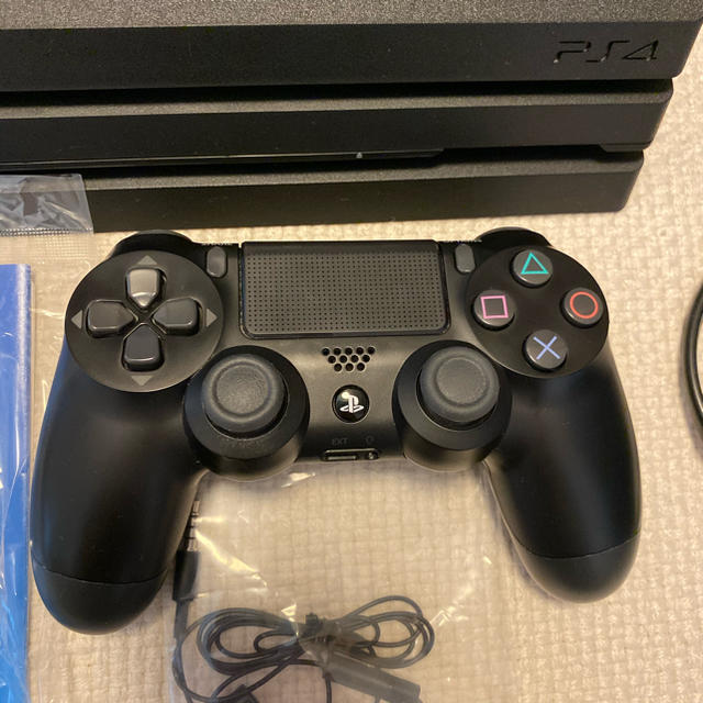 PlayStation4 Pro 本体  CUH-7000BB01 プレステ4 エンタメ/ホビーのゲームソフト/ゲーム機本体(家庭用ゲーム機本体)の商品写真