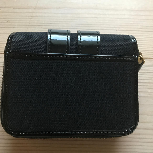 TILA MARCH(ティラマーチ)のティラマーチ　ミニ財布　　黒キャンパス✖︎エナメル レディースのファッション小物(財布)の商品写真
