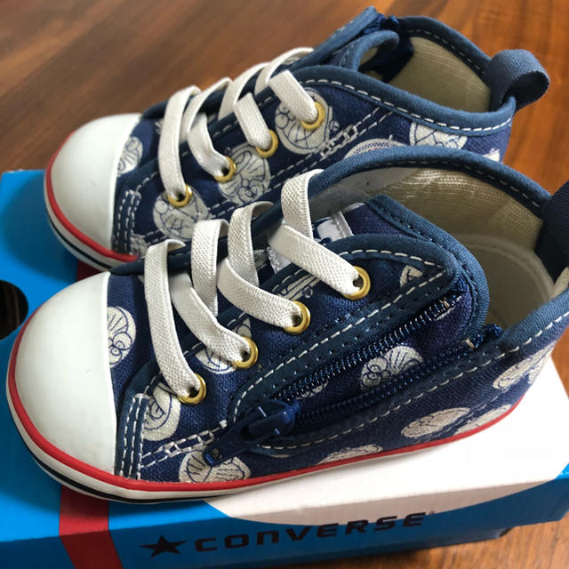 CONVERSE(コンバース)の ドラえもんキッズスニーカー 13.5センチ キッズ/ベビー/マタニティのベビー靴/シューズ(~14cm)(スニーカー)の商品写真