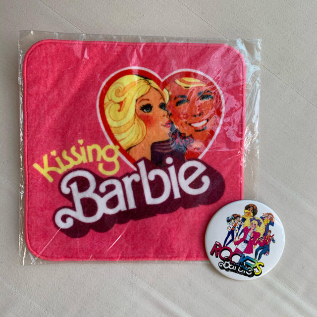 Barbie(バービー)の値下げ！Barbie ハンドタオル 缶バッジ レディースのアクセサリー(ブローチ/コサージュ)の商品写真